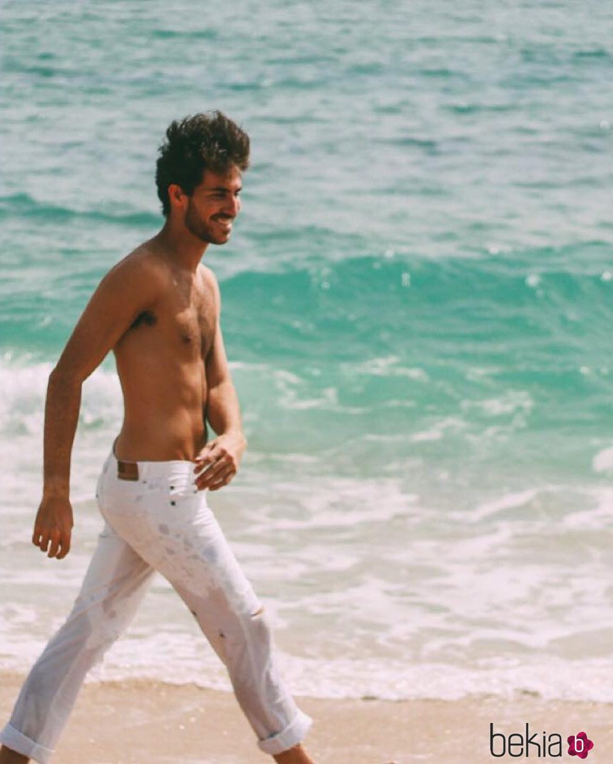 Beltrán Lozano con el torso desnudo en la playa