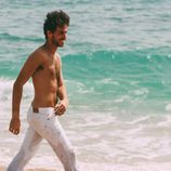 Beltrán Lozano con el torso desnudo en la playa