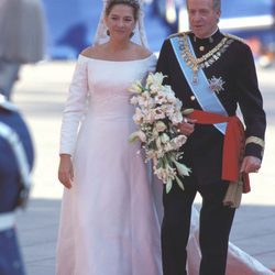 La Infanta Cristina llega a su boda con Iñaki Urdangarin del brazo de su padre
