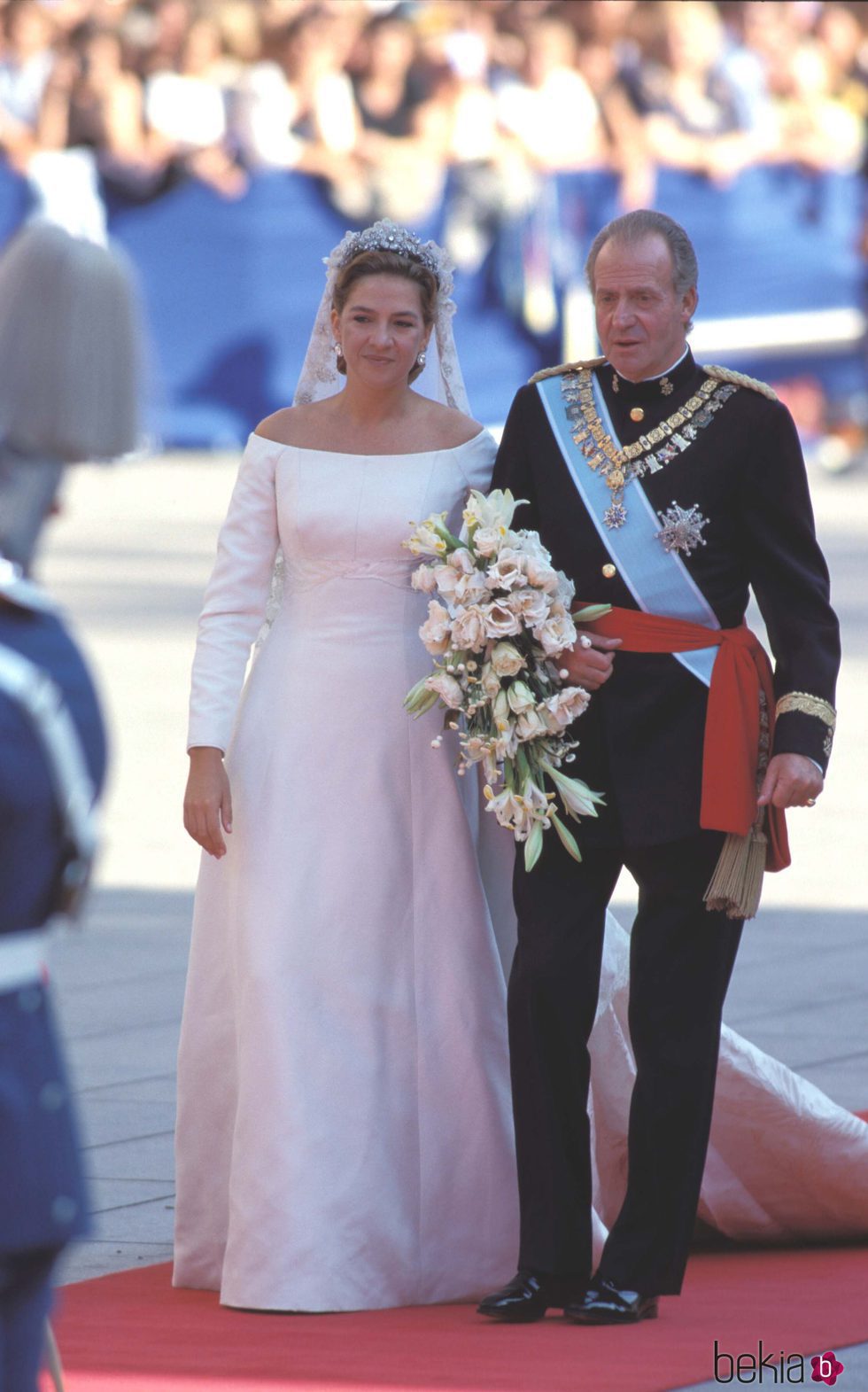 La Infanta Cristina llega a su boda con Iñaki Urdangarin del brazo de su padre