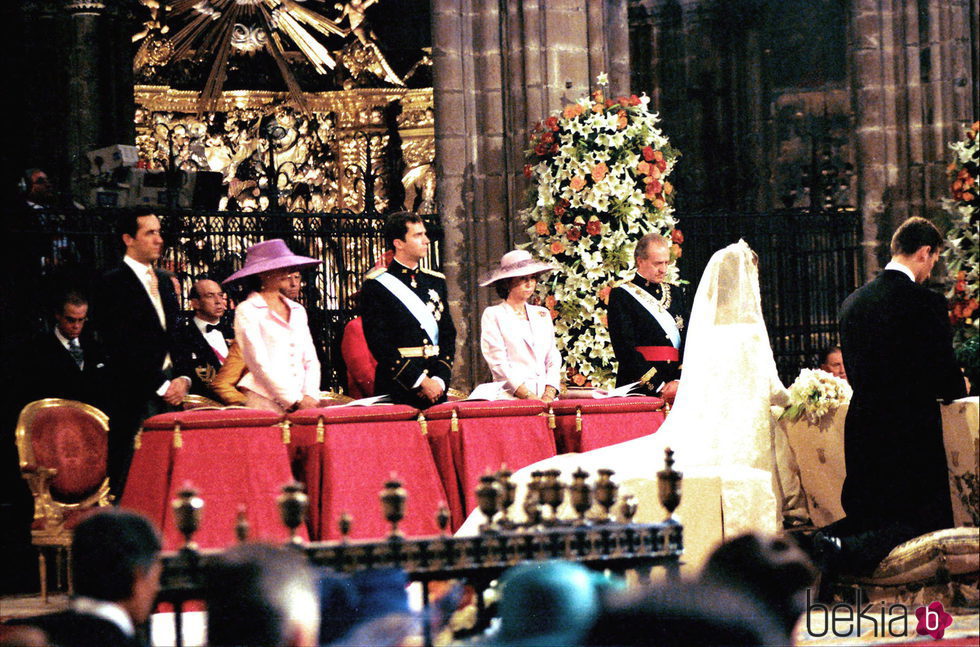La Familia Real en la boda de la Infanta Cristina e Iñaki Urdangarin en la Catedral de Barcelona