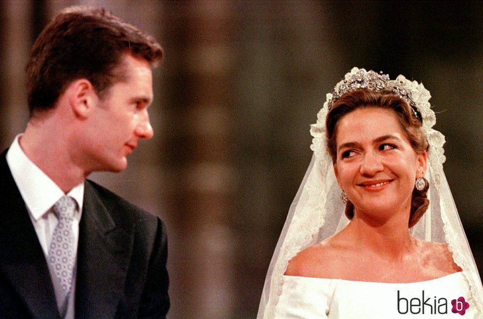 La Infanta Cristina e Iñaki Urdangarin se dedican una tierna mirada en su boda