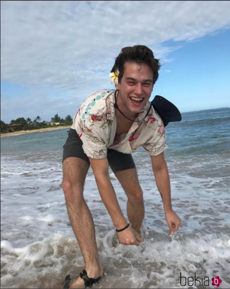 Brandon Flynn en la playa