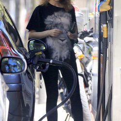 Silvia Abascal repostando en una gasolinera tras acudir al ginecólogo