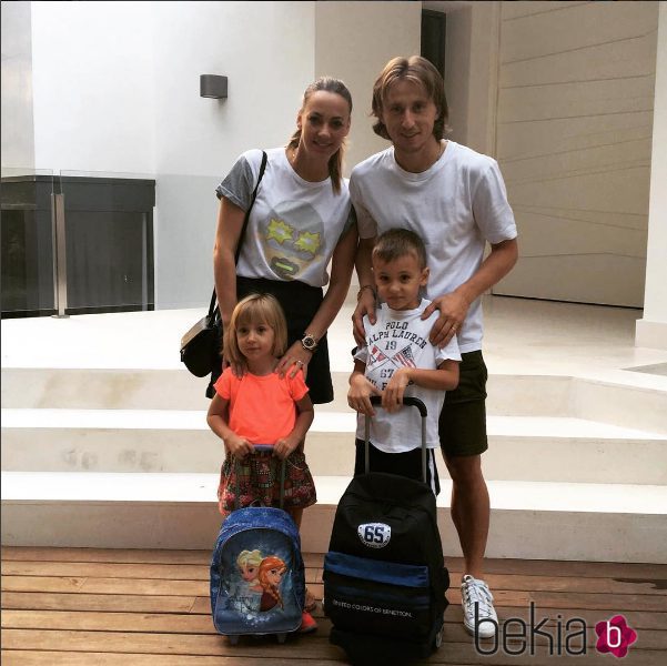 Modric y Vanja junto a sus dos hijos