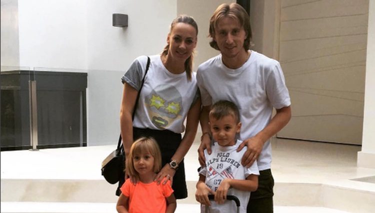 Modric y Vanja junto a sus dos hijos