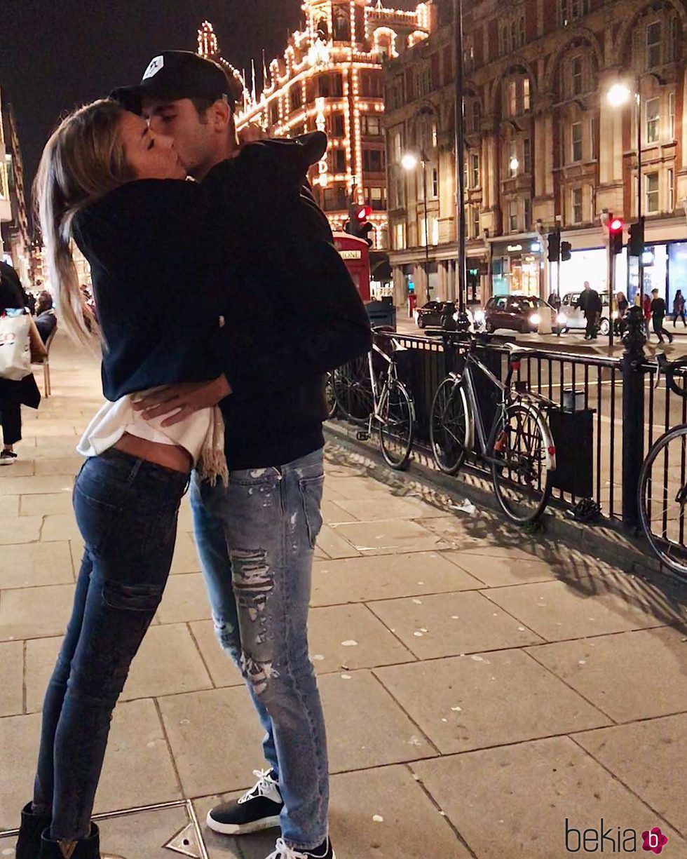 Álvaro Morata y Alice Campello dándose un abrazo por las calles de Londres