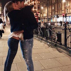 Álvaro Morata y Alice Campello dándose un abrazo por las calles de Londres
