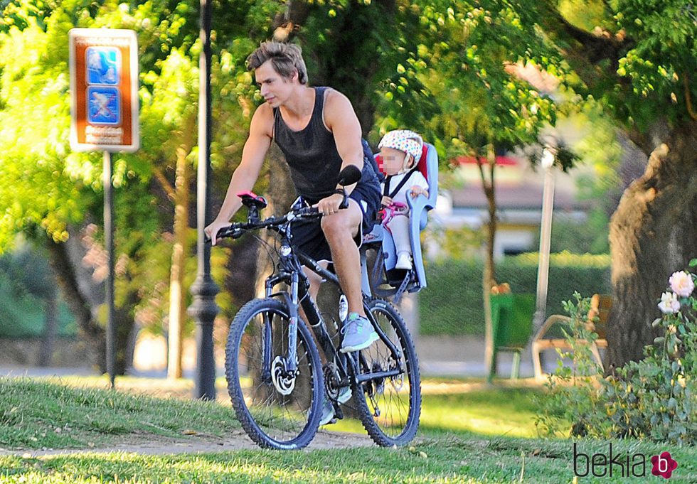 Carlos Baute paseando con su hijo Markuss en bicicleta