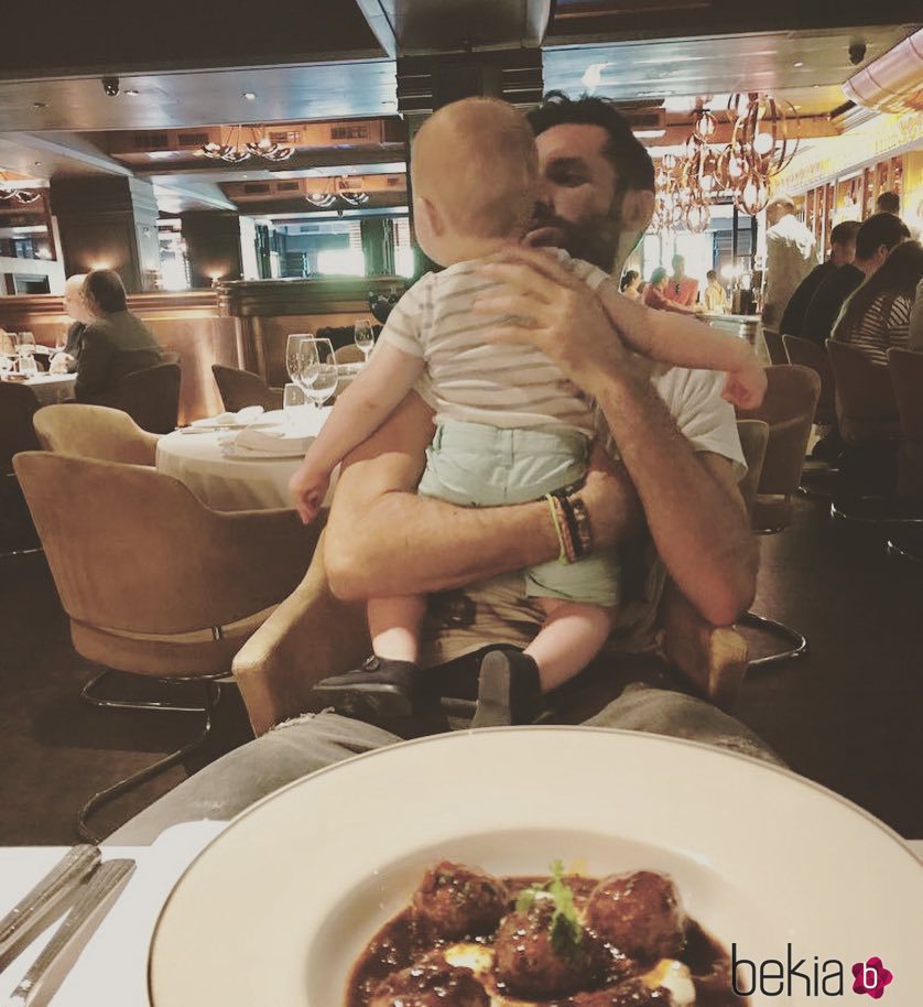 Rudy Fernández disfrutando en un restaurante con su hijo Alan
