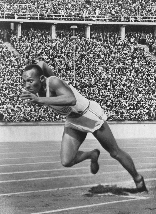 El atleta Jesse Owens en los Juegos Olímpicos de Berlín en 1936
