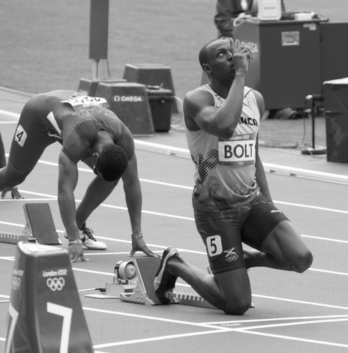 Usain Bolt con unas zapatillas Puma
