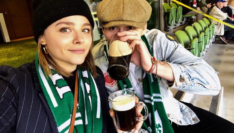Brooklyn Beckham y Chloe Moretz en Dublin