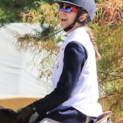 La Infanta Elena ríe divertida mientras monta a caballo
