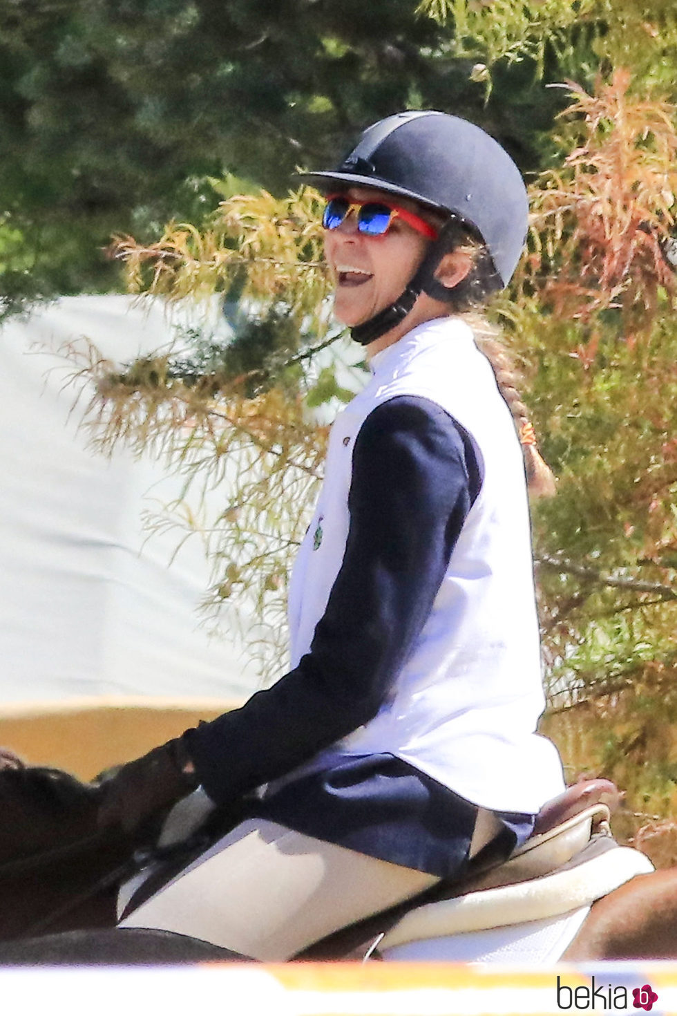 La Infanta Elena ríe divertida mientras monta a caballo