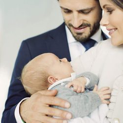 Carlos Felipe de Suecia y Sofia Hellqvist miran embelesados a su hijo Gabriel