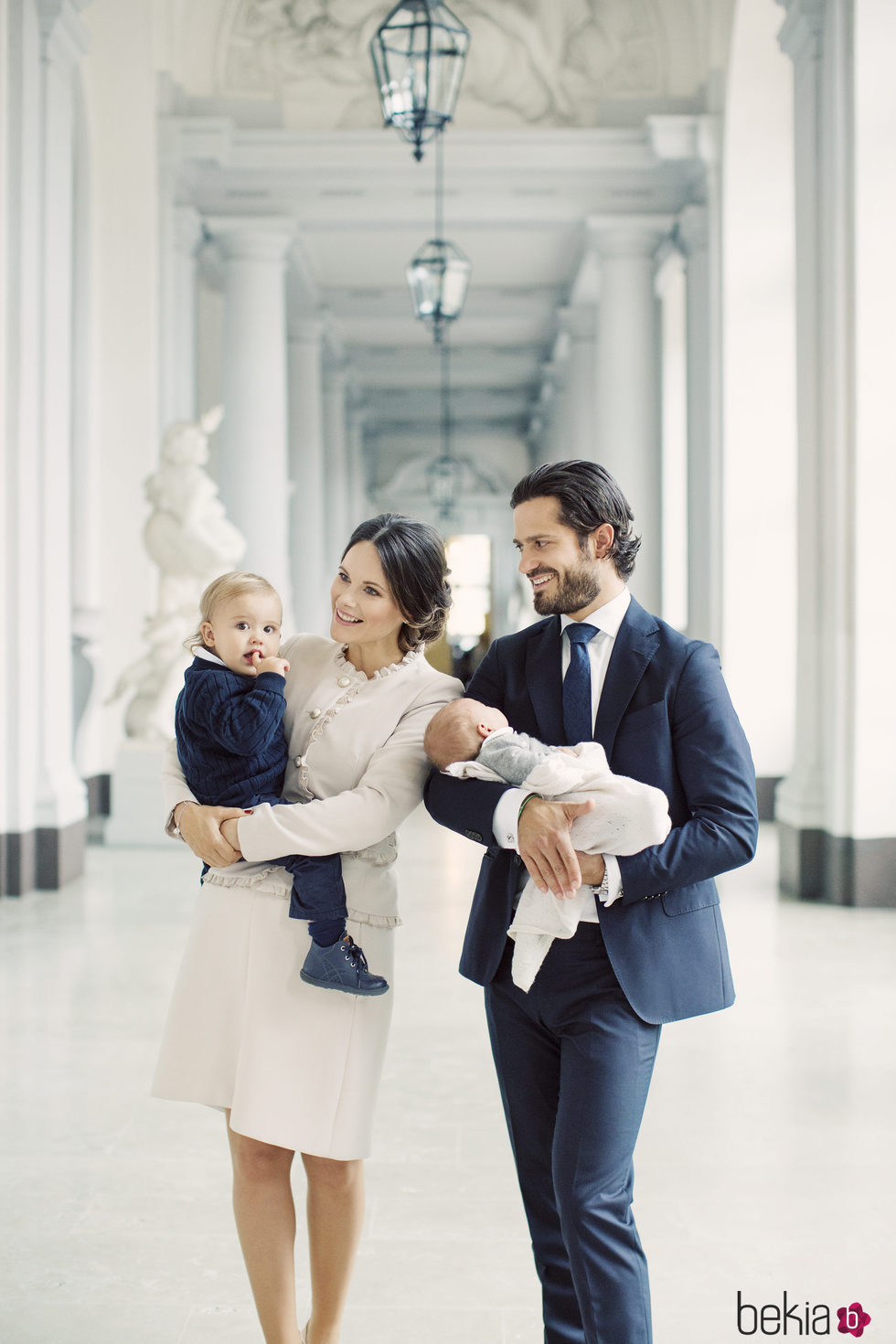 Primer posado familiar de Carlos Felipe de Suecia y Sofia Hellqvist con sus hijos Alejandro y Gabriel