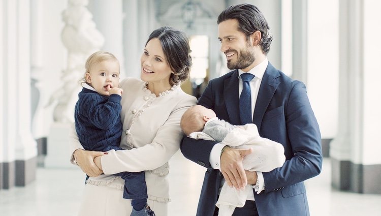Primer posado familiar de Carlos Felipe de Suecia y Sofia Hellqvist con sus hijos Alejandro y Gabriel