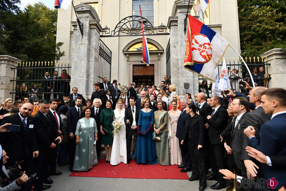 La Reina Sofía, Victoria de Suecia con los novios y otros invitados en la boda de Felipe de Serbia y Danica Marinkovic