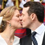Felipe de Serbia y Danica Marinkovic besándose en su boda