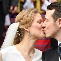 Felipe de Serbia y Danica Marinkovic besándose en su boda