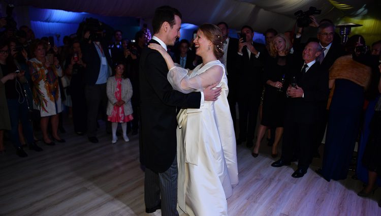 Felipe de Serbia y Danica Marinkovic bailando en su boda
