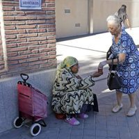 La madre de Antonio Carmona da limosna a una mujer tras visitar a su hijo en el hospital