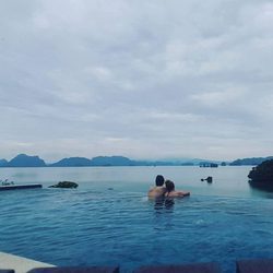 Marta Hazas y Javier Veiga dándose un chapuzón en una piscina infinita en Tailandia