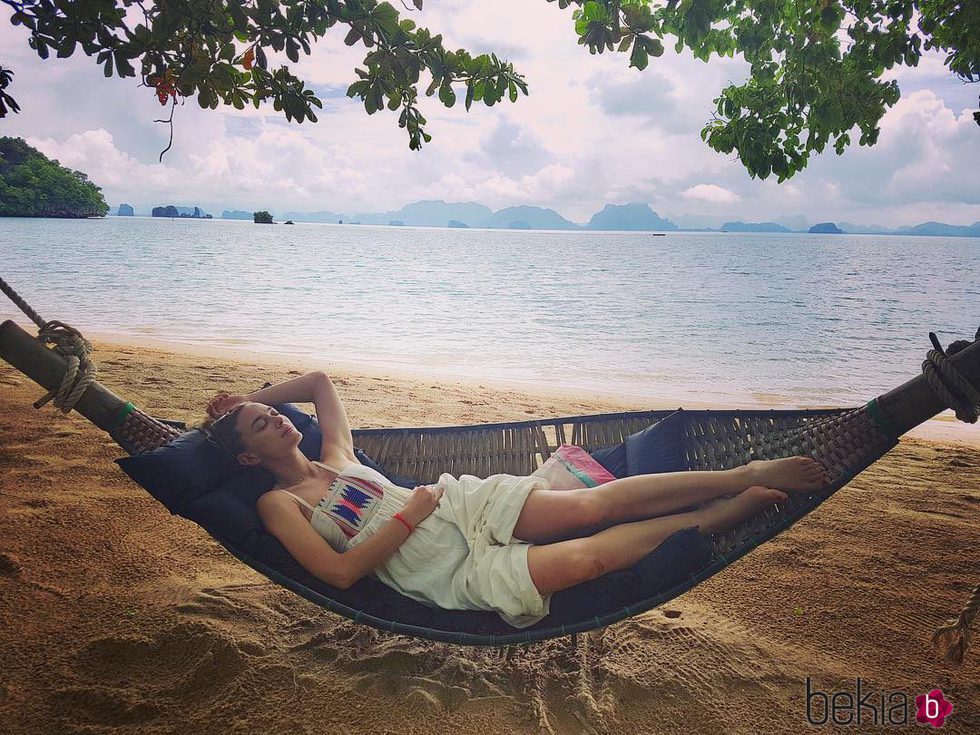 Marta Hazas disfrutando de una siesta en una hamaca en la playa de Tailandia