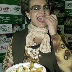 Carmen Sevilla comiendo