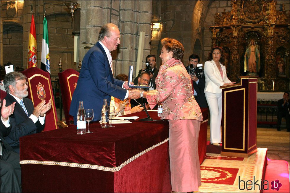 Carmen Sevilla recibe la Medalla de Oro al Mérito en las Bellas Artes de manos del Rey Juan Carlos