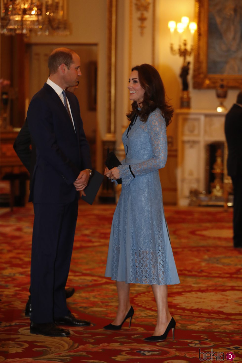 Kate Middleton presume de embarazo junto al Príncipe Guillermo en el Día Mundial de la Salud Mental