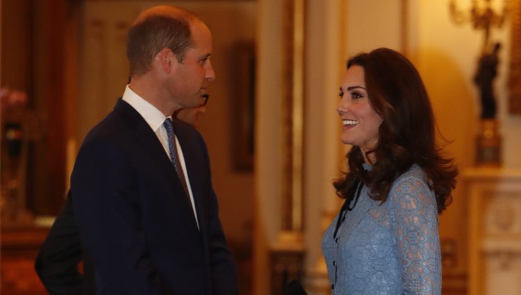 Kate Middleton presume de embarazo junto al Príncipe Guillermo en el Día Mundial de la Salud Mental