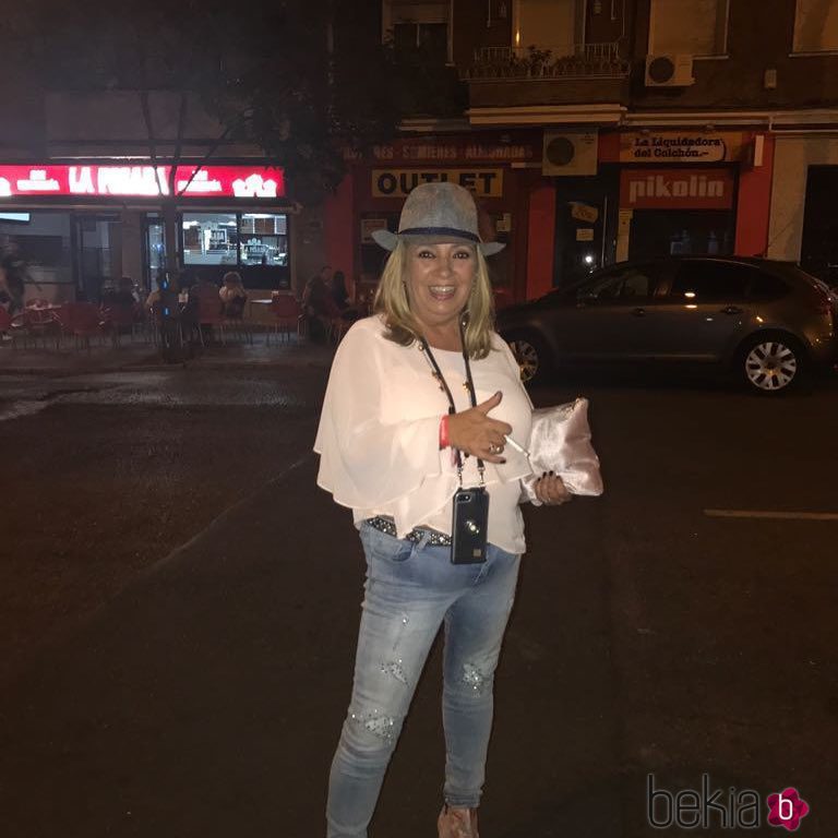Carmen Borrego con look urbano y fumando en una noche de amigos