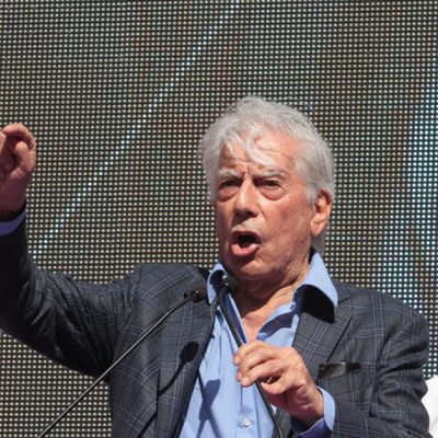 Mario Vargas Llosa en un discurso por la unidad de España