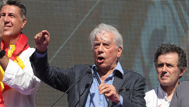Mario Vargas Llosa en un discurso por la unidad de España