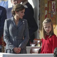 La Reina Letizia habla con la Princesa Leonor y la Infanta Sofía en el Día de la Hispanidad 2017