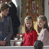La Reina Letizia habla con la Princesa Leonor y la Infanta Sofía en el Día de la Hispanidad 2017