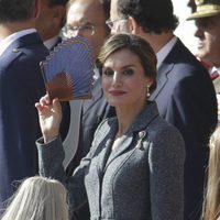 La Reina Letizia se quita el sol con un abanico en el Día de la Hispanidad 2017