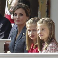 La Princesa Leonor y la Infanta Sofía, muy contentas junto a la Reina Letizia en el Día de la Hispanidad 2017