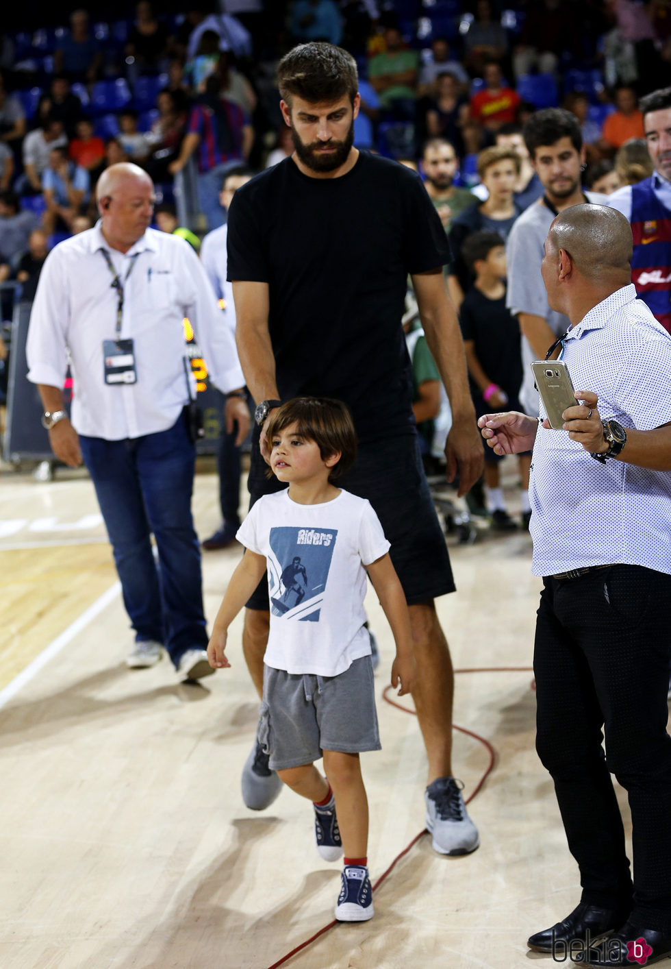 Gerard Piqué y su hijo Milan en un partido de baloncesto del Barça