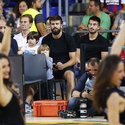 Gerard Piqué con sus hijos Milan y Sasha viendo un partido de baloncesto de la Euroliga