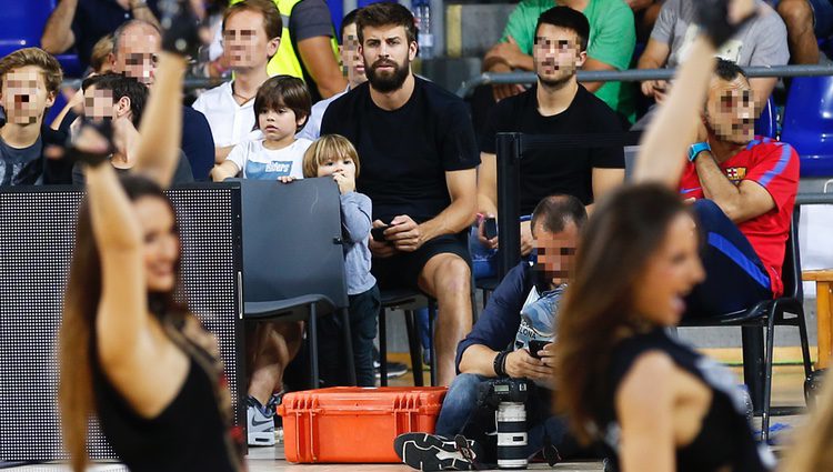 Gerard Piqué con sus hijos Milan y Sasha viendo un partido de baloncesto de la Euroliga