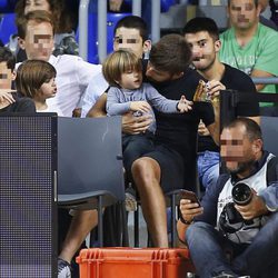 Gerard Piqué, muy cariñoso con sus hijos Milan y Sasha en un partido de baloncesto del Barça