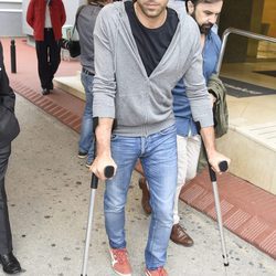 Cayetano Rivera saliendo del hospital de Zaragoza