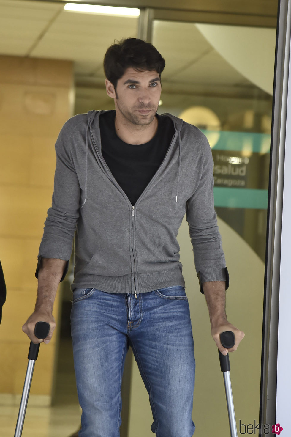 Cayetano Rivera saliendo del hospital tras recibir el alta