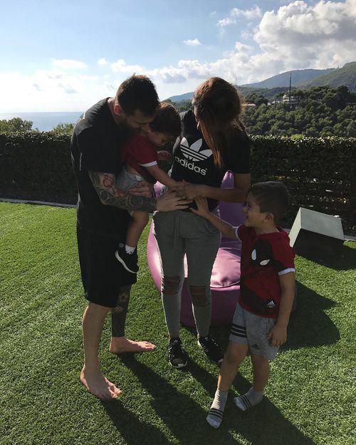 Leo Messi y Antonella Roccuzzo posan con sus hijos Thiago y Mateo para anunciar que esperan un tercer hijo