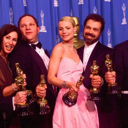 Harvey Weinstein y Gwyneth Paltrow con su Premio Oscar
