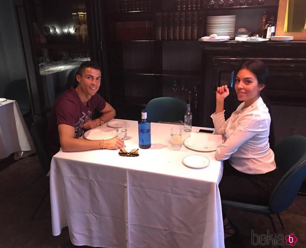 Cristiano Ronaldo y Georgina Rodríguez comiendo en Tatel