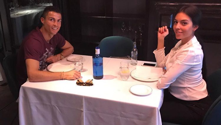 Cristiano Ronaldo y Georgina Rodríguez comiendo en Tatel